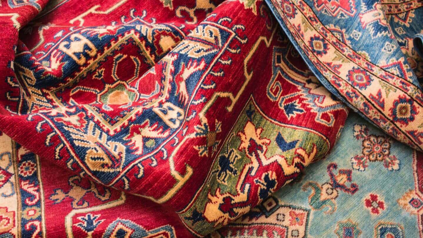 Enkele roodkleurige perzische tapijten